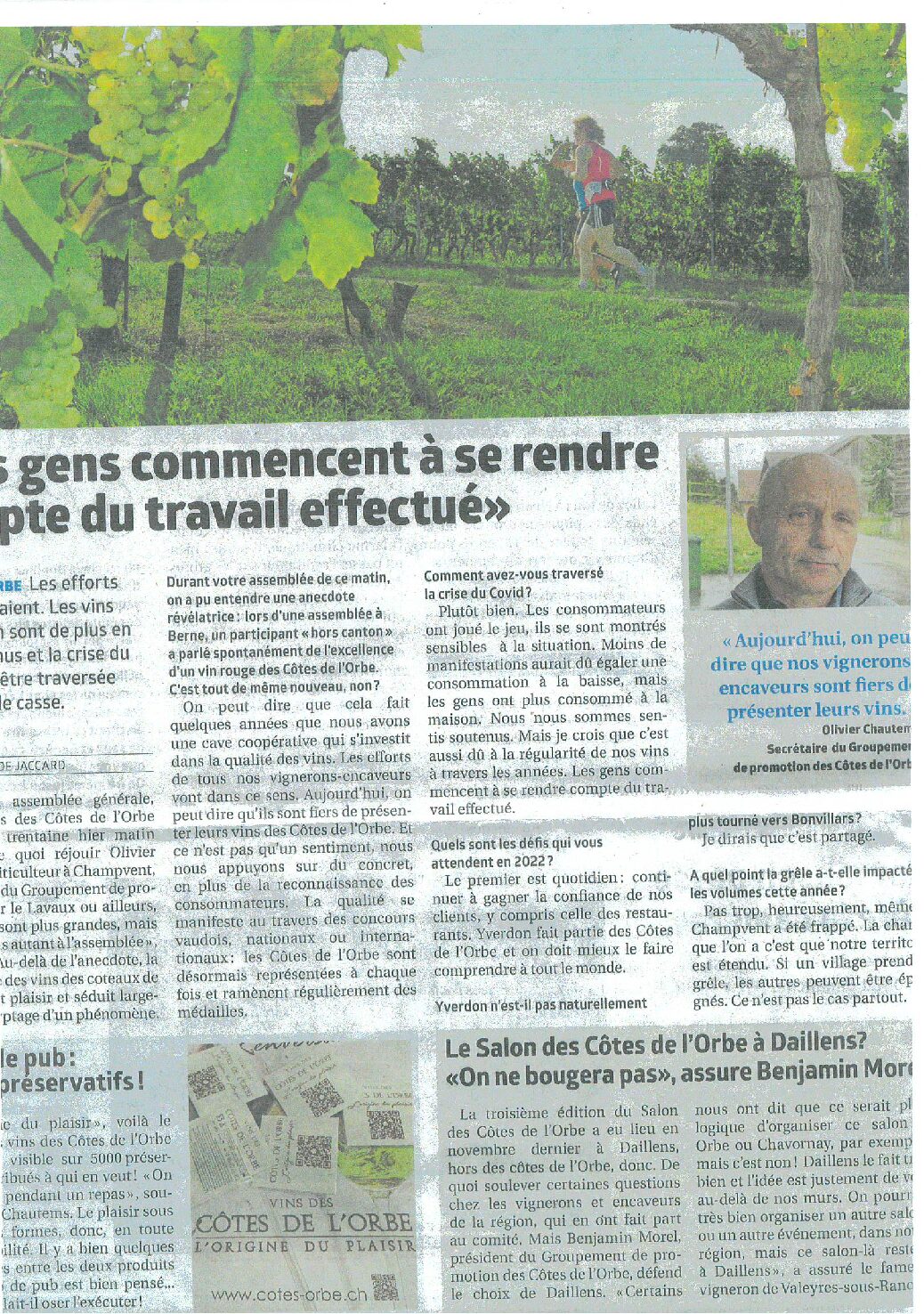 Article de presse consacré aux vignerons des Côtes de l'Orbe, illustré par une vue des vignes et un portrait de Benjamin Morel.