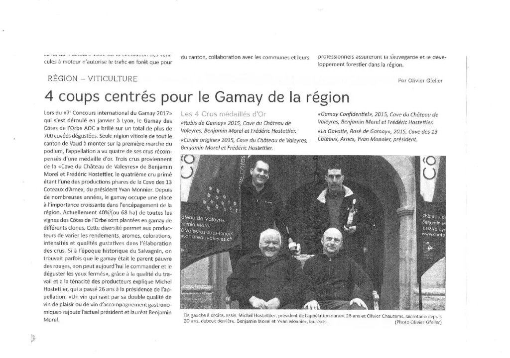 Article de presse mettant en avant les médailles d'or remportées par les Gamays des Côtes de l'Orbe au Concours international du Gamay 2017, avec une photographie de Michel Hostettler, Olivier Chautems, Benjamin Morel et Yvan Monnier.