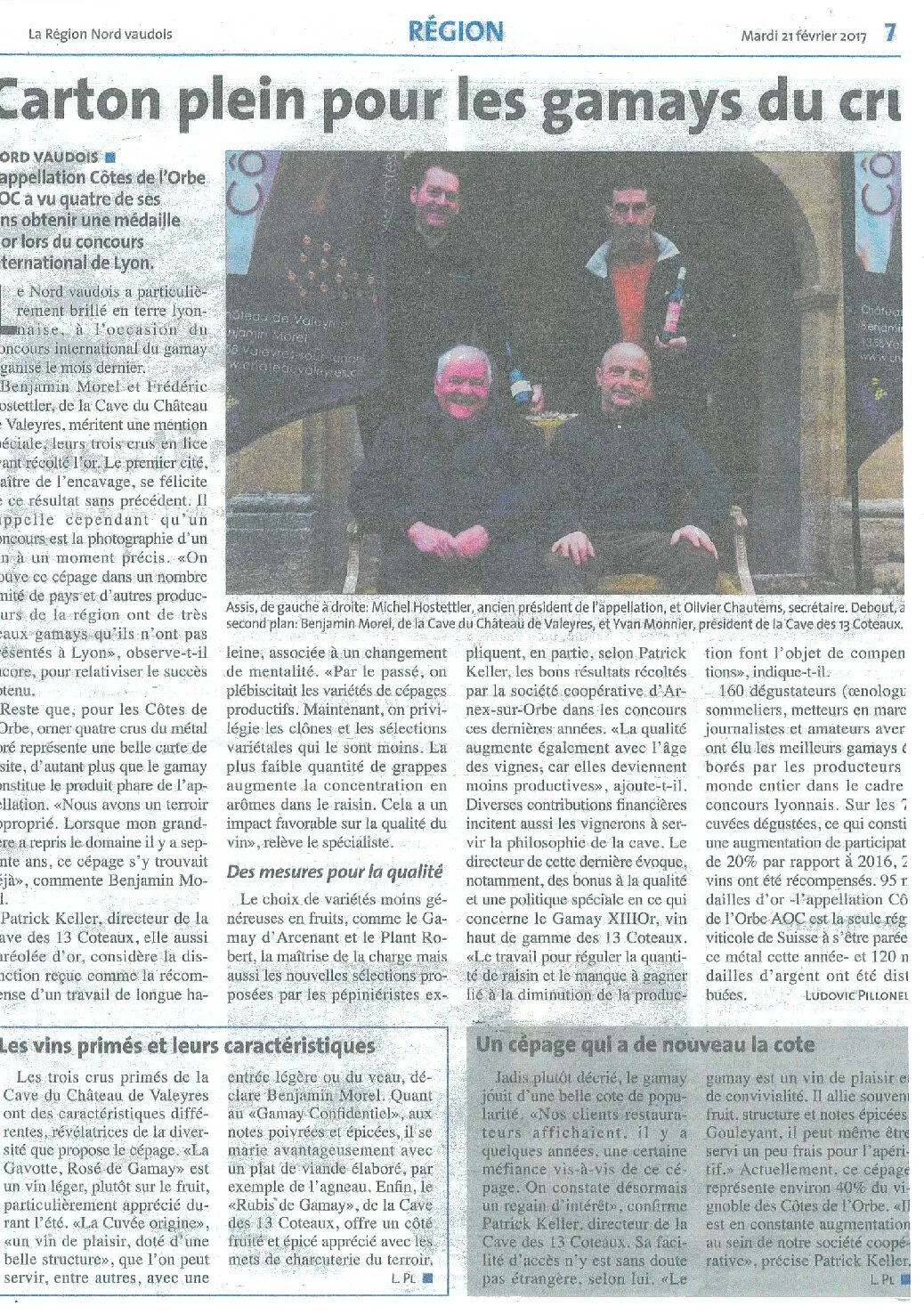 Article de presse consacré aux médailles remportées par les Gamays des Côtes de l'Orbe lors du Concours international du Gamay, avec une photographie de Michel Hostettler, Olivier Chautems, Benjamin Morel et Yvan Monnier.