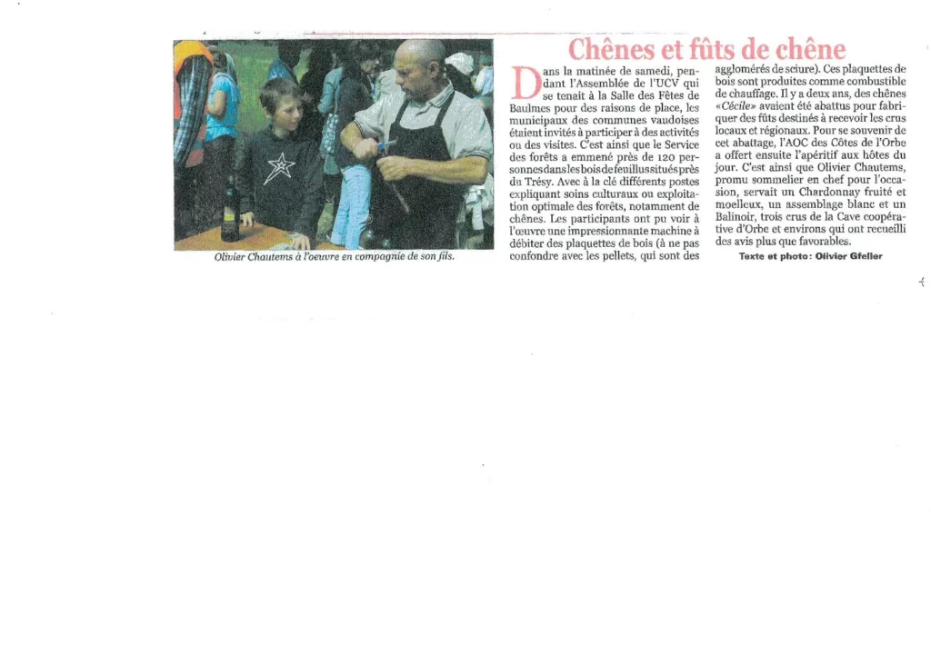 Article de presse montrant Olivier Chautems lors d'une démonstration autour du bois de chêne et présentant une dégustation de vins des Côtes de l'Orbe.