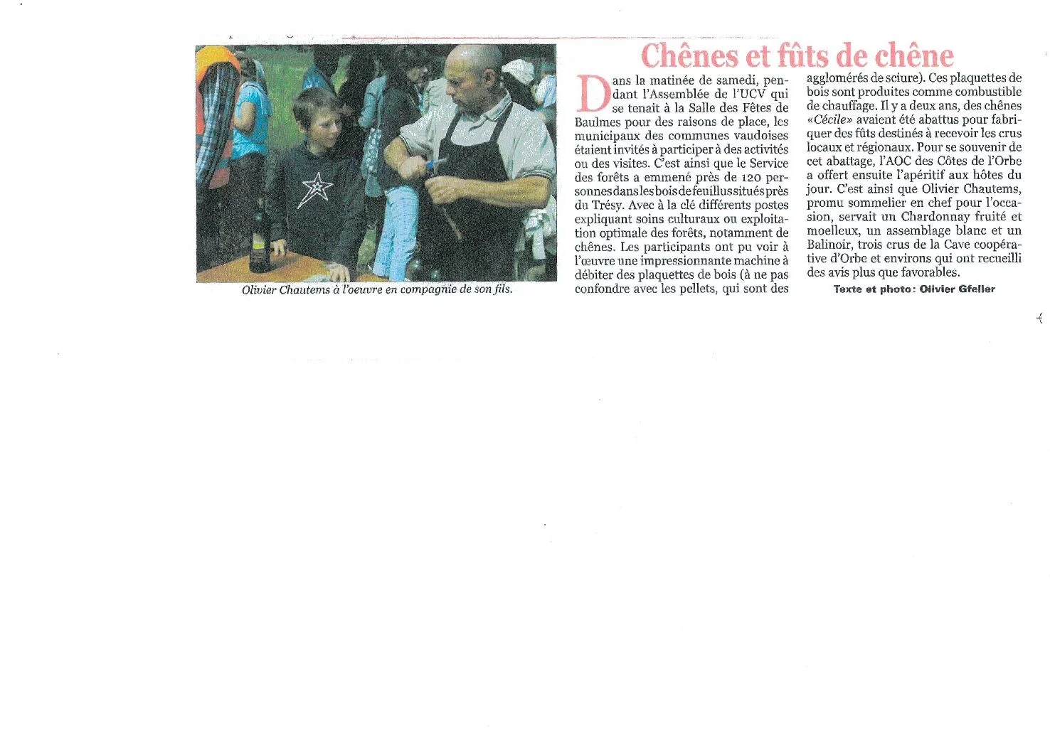 Article de presse montrant Olivier Chautems lors d'une démonstration autour du bois de chêne et présentant une dégustation de vins des Côtes de l'Orbe.