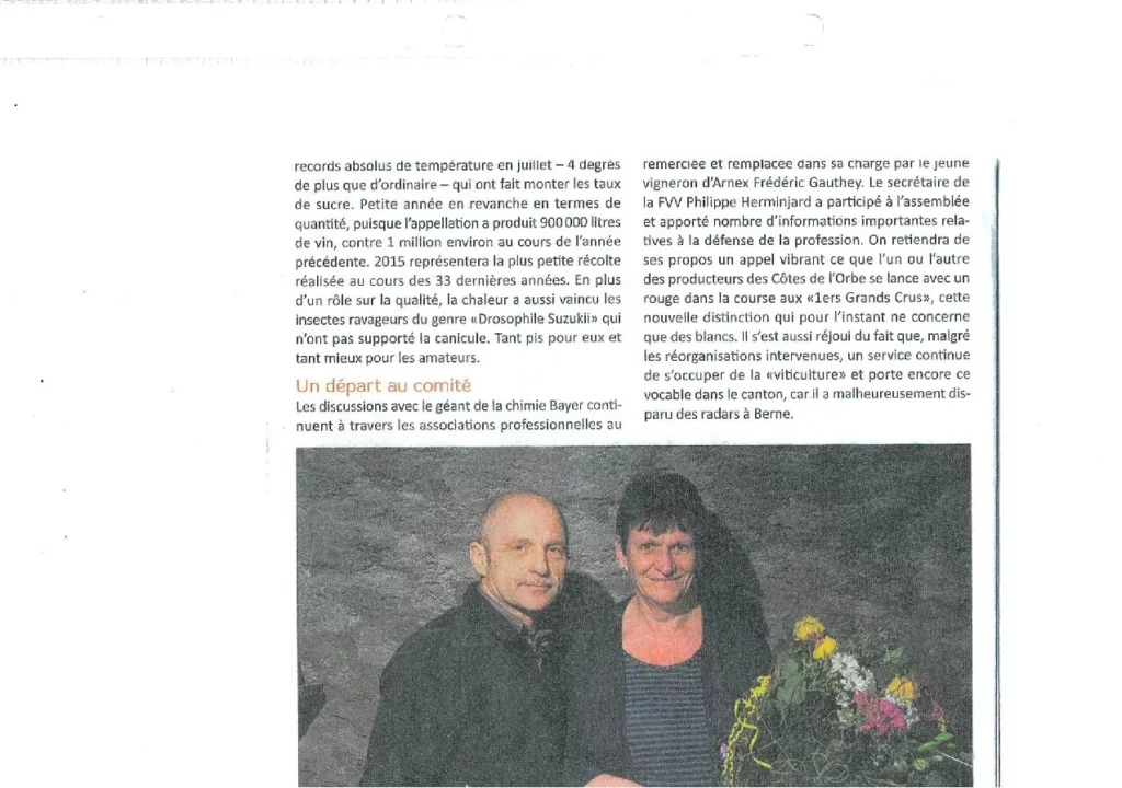 Article de presse consacré à l'assemblée des Côtes de l'Orbe, illustré par une photographie de Frédéric Gauthey et de la personne remerciée pour son engagement au sein du comité.