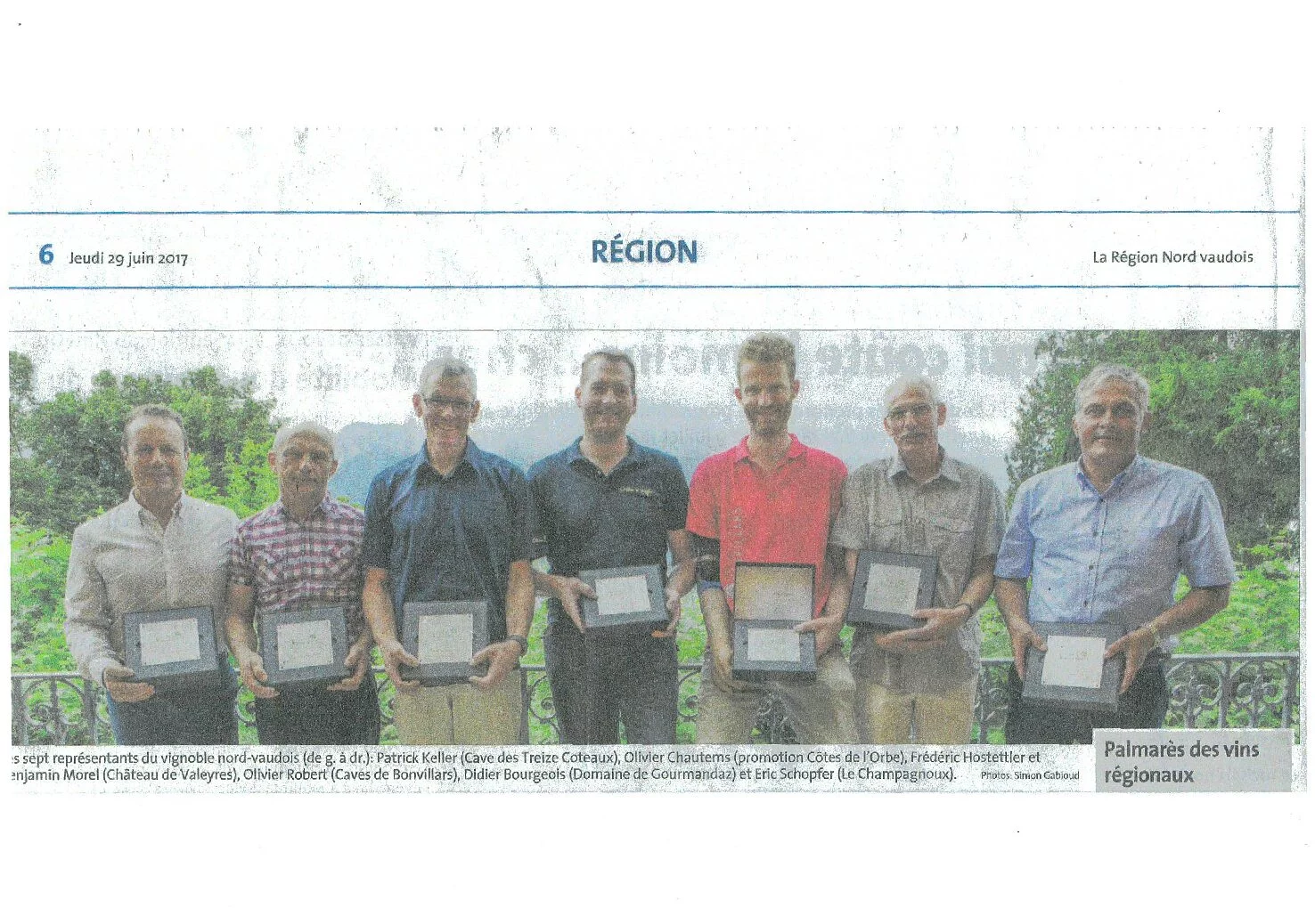 Article de presse présentant les lauréats du palmarès des vins régionaux, avec une photographie des représentants du vignoble nord-vaudois récompensés, dont Olivier Chautems.