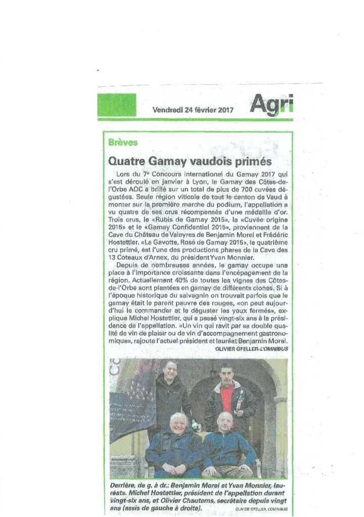 Article de presse annonçant les distinctions obtenues par quatre Gamay vaudois lors du 7ᵉ Concours international du Gamay 2017, avec une photographie de Benjamin Morel, Yvan Monnier, Michel Hostettler et Olivier Chautems.