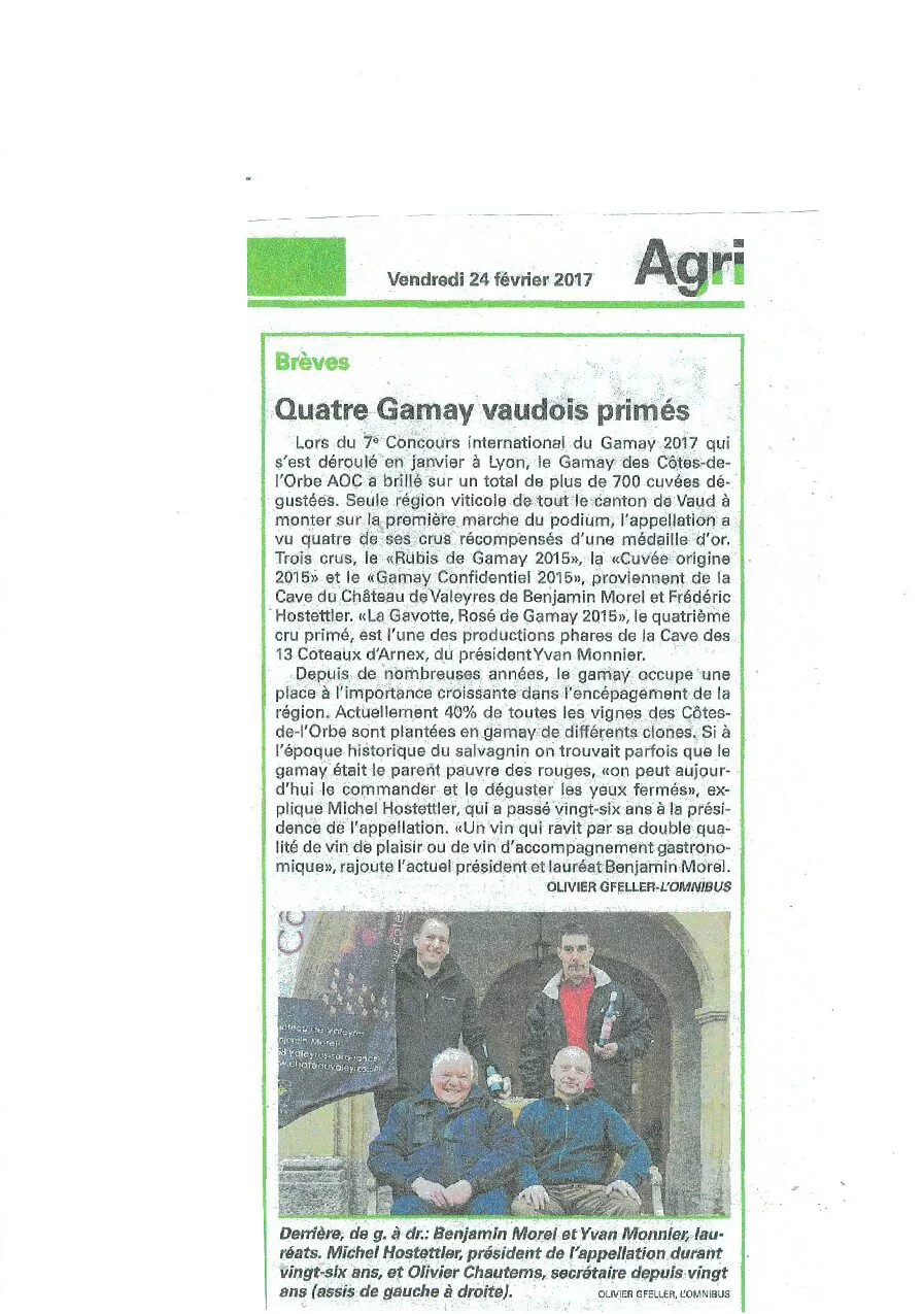 Article de presse annonçant les distinctions obtenues par quatre Gamay vaudois lors du 7ᵉ Concours international du Gamay 2017, avec une photographie de Benjamin Morel, Yvan Monnier, Michel Hostettler et Olivier Chautems.