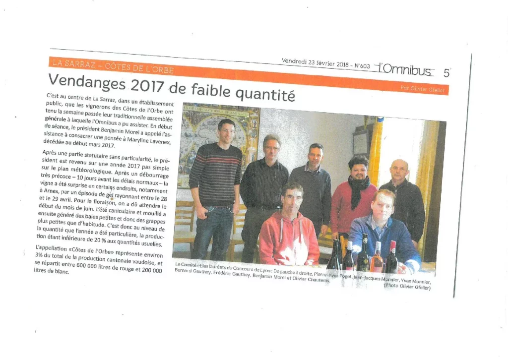 Article de presse sur les vendanges 2017 des Côtes de l'Orbe, illustré par une photographie des représentants des vignerons lors de l'assemblée générale.